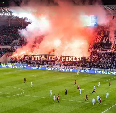 Fans von Slovan Bratislava feuern im Tehelné pole ihre Mannschaft mit Fahnen, Gesängen und Trommeln begeistert an