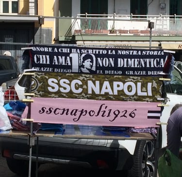 Blick von der Tribüne ins Spielfeld des Stadio Diego Armando Maradona in Neapel