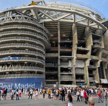 Innenansicht des Estadio Santiago Bernabéu in Madrid mit Fans während eines Real-Madrid-Spiels.