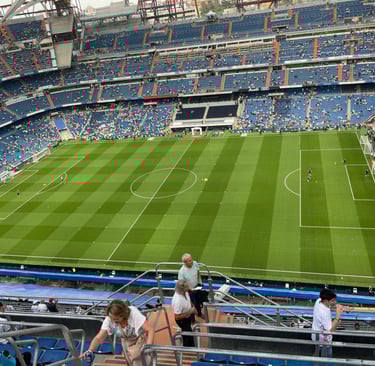 Blick ins Innere des Estadio Santiago Bernabéu in Madrid, mit tausenden Fans auf den Rängen während eines Fußballspiels.