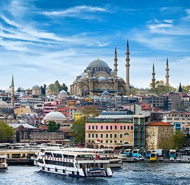Panoramablick über Istanbul mit berühmten Sehenswürdigkeiten wie Hagia Sophia, Blauer Moschee und Bosporus – kulturelles Herz