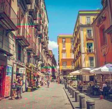 Englische Gassen und bunte Häuser in der Altstadt von Neapel