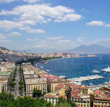 Stadt Neapel am Golf von Neapel mit Vulkan Vesuv im Hintergrund