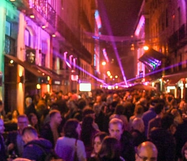 Lissabon bei Nacht mit beleuchteten Straßen, Bars und lebendiger Atmosphäre in der Altstadt