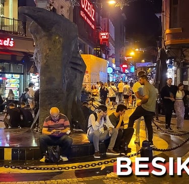 Nächtliches Istanbul mit lebendigen Bars, leuchtenden Lichtern und Menschen, die das pulsierende Nachtleben entlang des Bospo