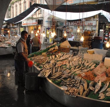 Lebendiger Fischmarkt in Istanbul mit frischem Fang, geschäftigem Treiben und traditionellem Marktflair inmitten der Altstadt