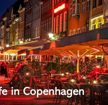 Bunt erleuchtete Straßen von Kopenhagen bei Nacht, mit Menschen, die in belebten Bars und Cafés an den Gehwegen sitzen, währe