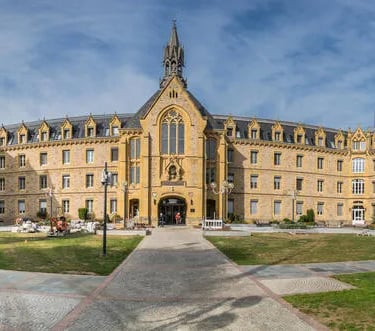 Historische Gebäude und Stadtansicht von Differdingen in Luxemburg