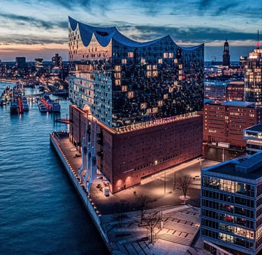 Elbphilharmonie Hamburg moderne Architektur an der Elbe mit Hafenblick