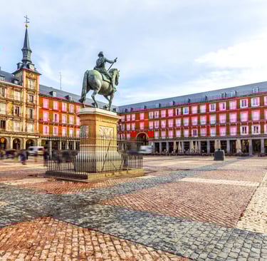 Madrid mit Blick auf bekannte Sehenswürdigkeiten und belebte Straßen.