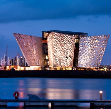 Panoramablick auf Belfast mit markanten Sehenswürdigkeiten wie der City Hall, modernen Gebäuden und historischen Straßen, die