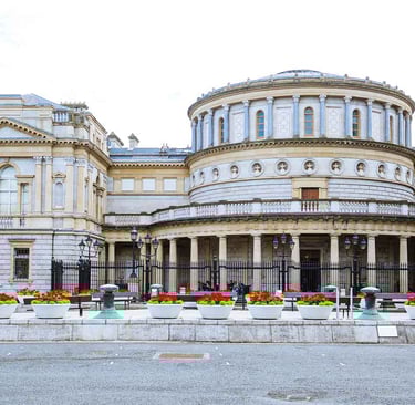 Panoramablick über Dublins Sehenswürdigkeiten mit Blick auf den Fluss Liffey, die Ha’penny Bridge und historische Gebäude der