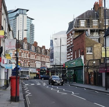Straßenszene im Londoner Stadtteil Fulham mit viktorianischen Häusern, Pubs und Nähe zur Themse.