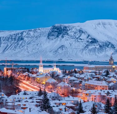 Blick über die bunte Stadt Reykjavík mit ihren markanten Häusern, dem Hafen und der umliegenden nordischen Landschaft, aufgen