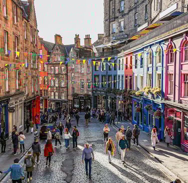 Panoramablick auf die historische Altstadt von Edinburgh mit alten Steinhäusern, engen Gassen und der markanten Silhouette de