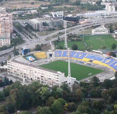 Vogelperspektive auf das Georgi-Asparuhov-Stadion von Levski Sofia – offene Tribünen, Flutlichtmasten, Balkan-Flair und Fußba