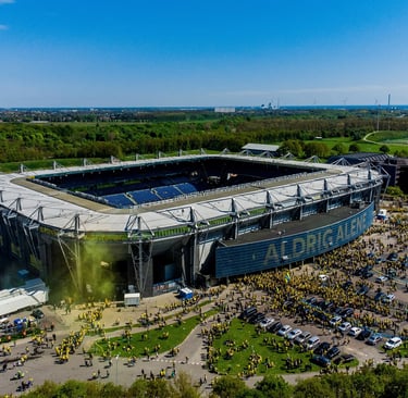 Brøndby Stadion aus der Vogelperspektive, Heimat des dänischen Fußballclubs Brøndby IF mit gelb-blauen Fanfarben