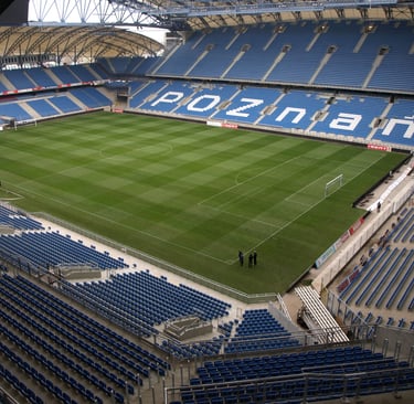 Innenansicht des Stadion Miejski in Poznań – volle Ränge, blau-weiße Farben, Pyroshows und die berühmte ‚Poznań‘-Choreo der F