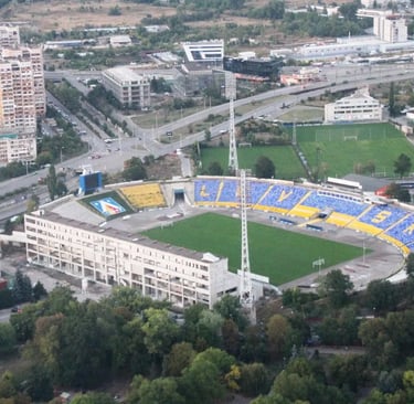Blick auf das Georgi Asparuhov Stadion in Sofia, Heimat von Levski Sofia, mit Fans auf den Tribünen und Spielfeld im Mittelpu