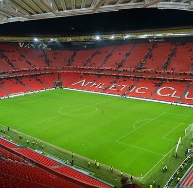 Innenansicht des San Mamés Stadions in Bilbao mit Fans während eines Athletic Bilbao Heimspiels