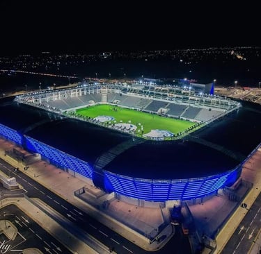 Luftaufnahme des Alphamega Stadiums bei Limassol mit modernem Stadiondesign