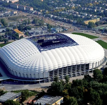 Stadion Miejski in Poznań mit voll besetzten Rängen und der Heimkurve von Lech Poznań