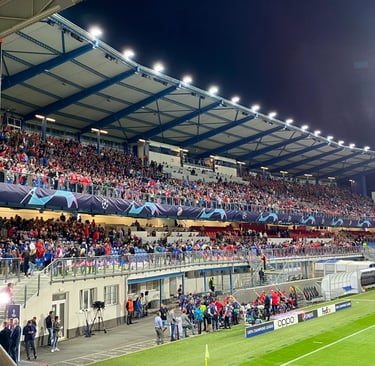 Luftaufnahme der Doosan Arena in Plzeň, Heimstadion von FC Viktoria Plzeň, mit Tribünen