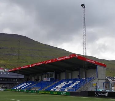 Við Djúpumýrar Stadion in Klaksvík – Fußballstadion von KÍ Klaksvík zwischen Bergen und Nordatlantik auf den Färöer-Inseln