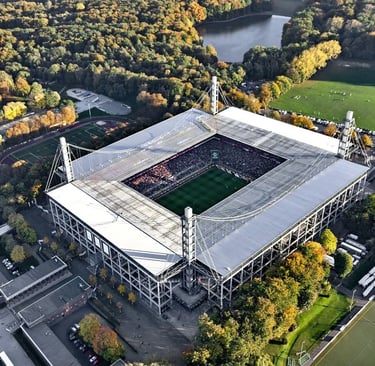 Luftaufnahme des RheinEnergieSTADIONs in Köln mit gefüllten Tribünen und Spielfeld, aufgenommen während eines Spieltags des 1