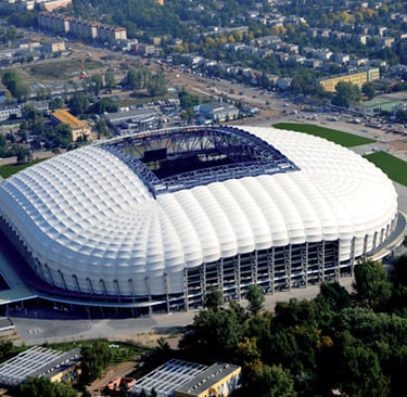 Luftaufnahme des Stadion Miejski in Poznań – moderne Arena mit blau-weißen Tribünen, eingebettet in die Stadt, Heimat von Lec