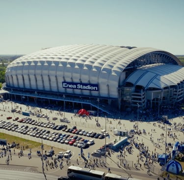 Enea Stadion von Lech Posen aus der Vogelperspektive, moderne Arena mit markanten Tribünen und grünem Spielfeld im Zentrum
