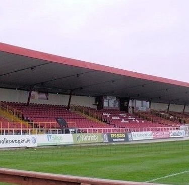 The Showgrounds Stadion in Sligo, Heimstadion der Sligo Rovers in Irland mit Tribünen und Spielfeld