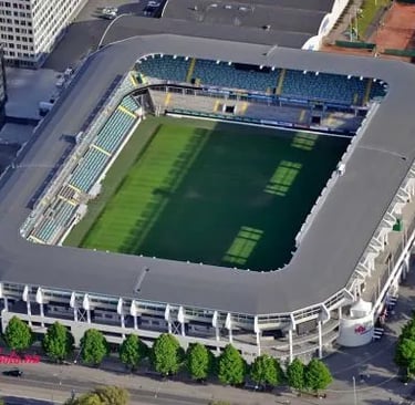 Gamla Ullevi Stadion in Göteborg mit Tribünen nah am Spielfeld und intensiver IFK-Fanatmosphäre