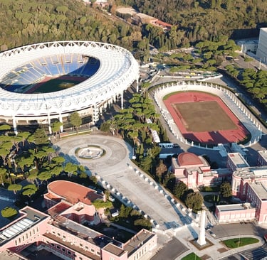 Luftaufnahme des Stadio Olimpico in Rom, Heimstadion von AS Rom und Lazio, mit voller Sicht auf das Spielfeld, die Tribünen u