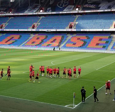 Innenansicht des St. Jakob-Park Stadions in Basel mit Blick auf Spielfeld, Tribünen und rotblauer Fankurve während eines Spie