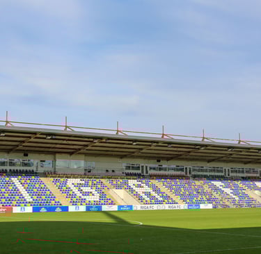 Blick ins Skonto-Stadion während einer Fußballreise FC Riga – Heimfans, Kurvenstimmung und Flutlicht