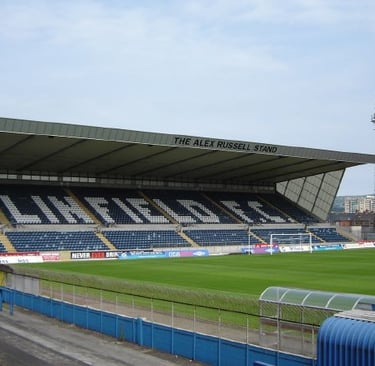 Innenansicht des Windsor Park in Belfast mit Blick auf die Haupttribüne, leuchtend blauen Sitzreihen und dem Spielfeld im Vor