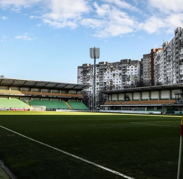 Zimbru-Stadion in Chișinău mit grünen Tribünen und kompakter Fußballatmosphäre beim FK Zimbru Chișinău