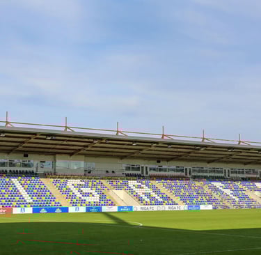 Innenansicht des Skonto-Stadions in Riga mit Blick auf die Tribünen und das Spielfeld; Heimspielatmosphäre des FC Riga mit Fa