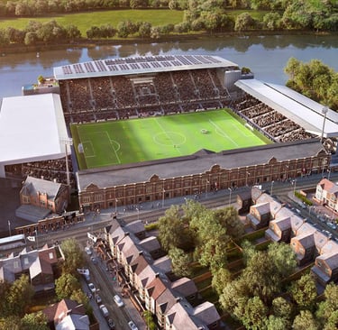 Luftaufnahme des Craven Cottage, Heimstadion des Fulham FC in London, direkt an der Themse gelegen.