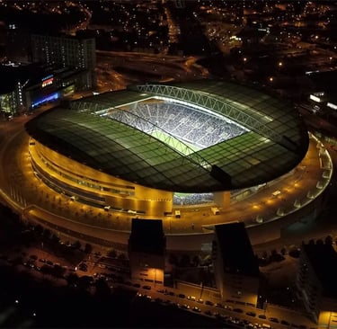 Luftaufnahme des Estádio do Dragão in Porto, Heimstadion des FC Porto, mit Tribünen und Stadiondach