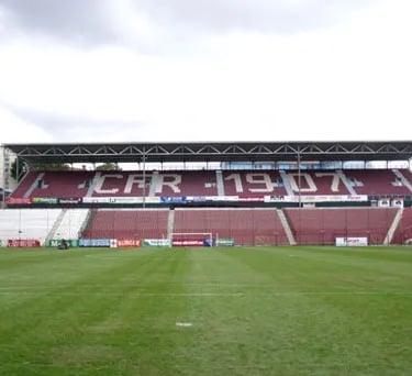 Stadionul Dr. Constantin Rădulescu während eines Spiels von CFR Cluj mit Fans und Tribünen in Cluj-Napoca Rumänien