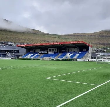 Við Djúpumýrar Stadion in Klaksvík von oben – eingebettet zwischen Bergen und Nordatlantik auf den Färöer-Inseln