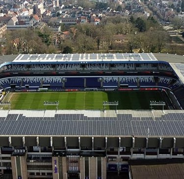 Lotto Park – Heimstadion des RSC Anderlecht, aufgenommen bei Tageslicht mit Blick auf die Tribünen