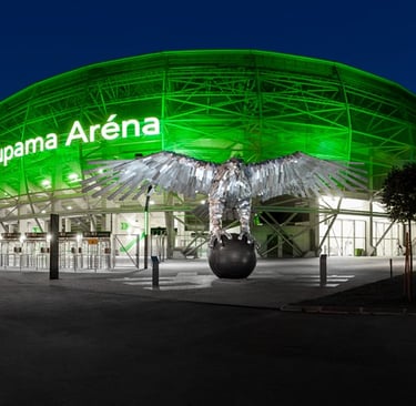 Außenansicht der Groupama Aréna in Budapest, Heimstadion des ungarischen Fußballclubs Ferencváros, mit moderner Glasfassade u