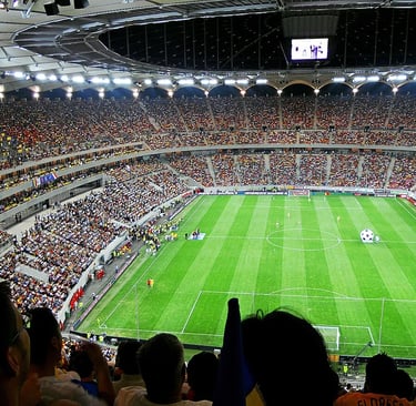 Aerial View der Arena Națională in Bukarest, modernes Nationalstadion Rumäniens mit geschlossenem Dach und Spielfeld.