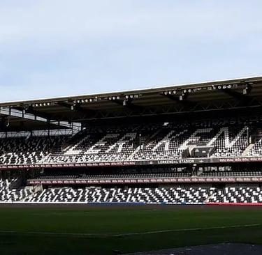 Luftaufnahme des Lerkendal Stadions in Trondheim – Heimspielstätte von Rosenborg BK, umgeben von Stadt und norwegischer Lands