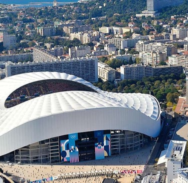 Luftaufnahme des Stade Vélodrome in Marseille, Frankreich, mit seiner markanten weißen Dachkonstruktion, die sich über die Tr