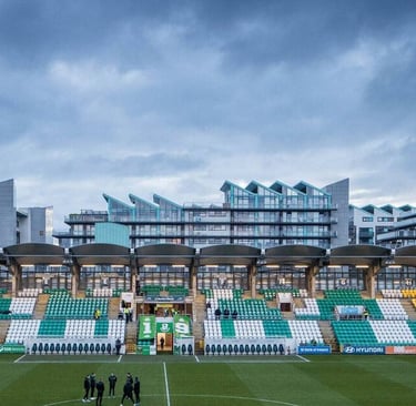Luftaufnahme des Tallaght Stadium in Dublin – moderne Fußballarena der Shamrock Rovers, umgeben von Stadtlandschaft und grüne