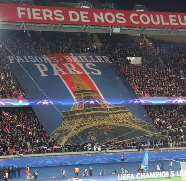 PSG im Stadion mit Fans und großer Choreografie.